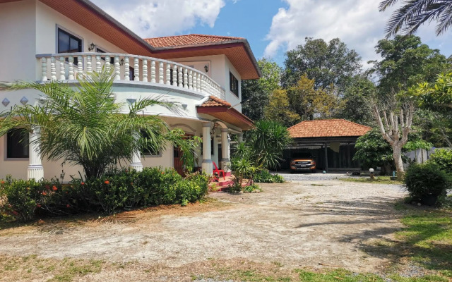 OYO 967 Andathien Pool Villa Aonang