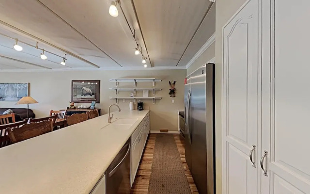 Spacious 3 Bed 3 Bath Condo with 3 Spas and Great View - Just Steps Away from Ski Adventure! by RedAwning