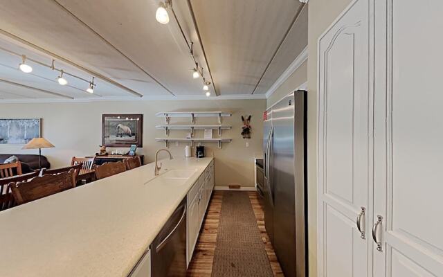 1849 Condos - Spacious 3 Bedrooms with Outdoor Pool & 3 Hot Tubs