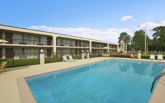 Rose Garden Inn & Suites