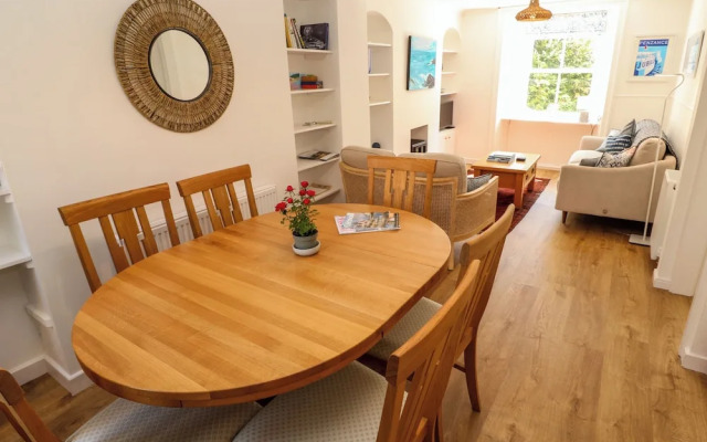 6 Bellair Road