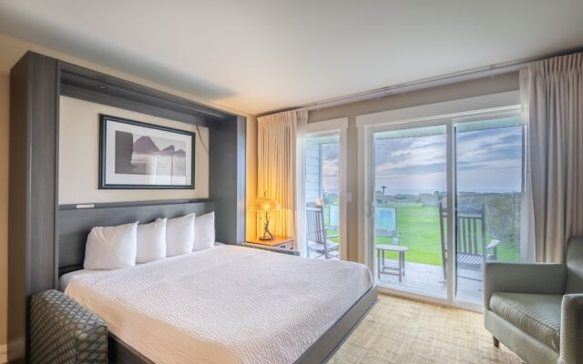 Pacific Reef Hotel & Light Show