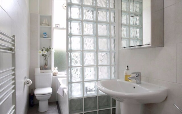 2 Bedroom Stockbridge Apartment