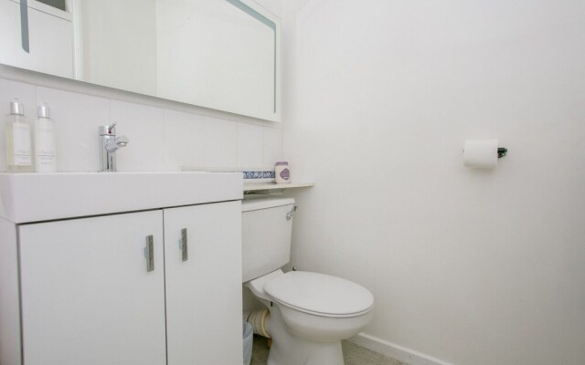 Studio Apartment in Putney With Balcony Sleeps 2