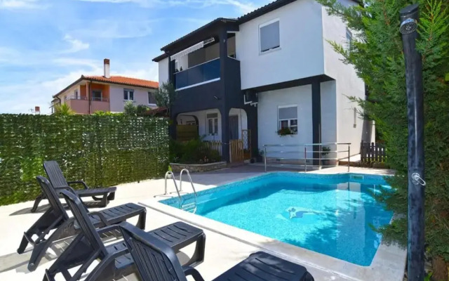 Cozy Apartment With Shared Pool