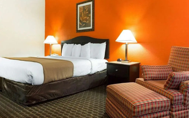 Quality Inn & Suites At Six Flags