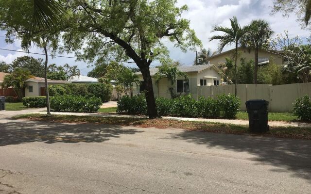 Richards Motel Courtyard