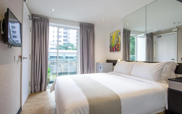 12FLY Hotel
