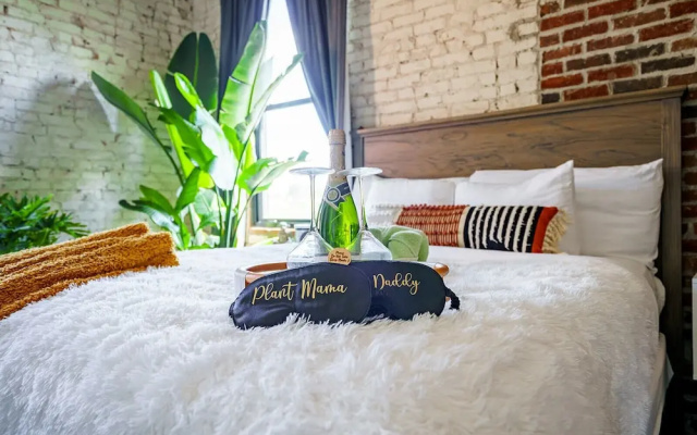 Jungle House Downtown Columbus – Modern Boutique Suites
