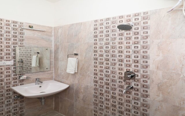 OYO 13406 Hotel Golden Leaf
