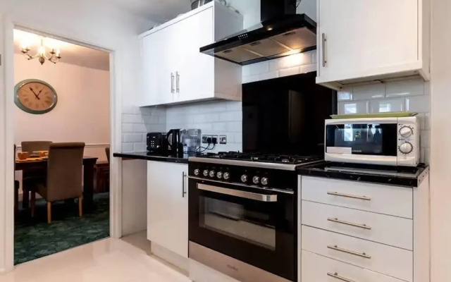 Reading - 3-bed House - Sleeps 6 - Garden - Wifi