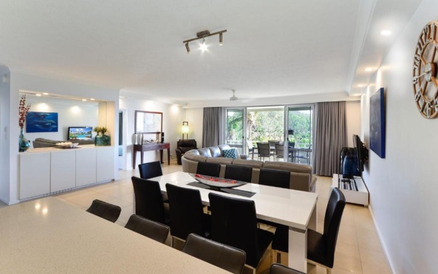 Poinciana 011 Deluxe 2 Bedroom Apartment Centrally Located With Golf Buggy – Guest Rooms – Hamilton Island