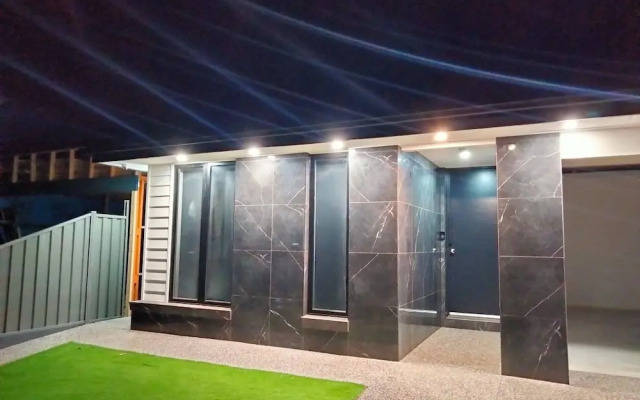 Modern & Cosey 4bedroom House Walk to Beach