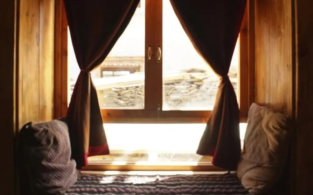 Tibetan-style Courtyard Hotel