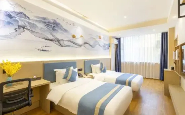 Yunqi Light Residence Hotel (Yisheng Square Pedestrian Street Branch)