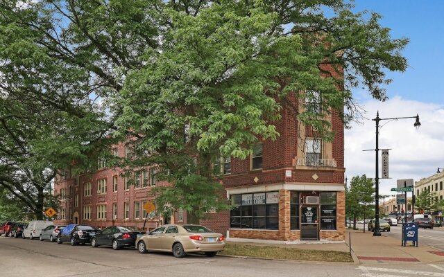 Modern Minimalist Studio in Portage Park