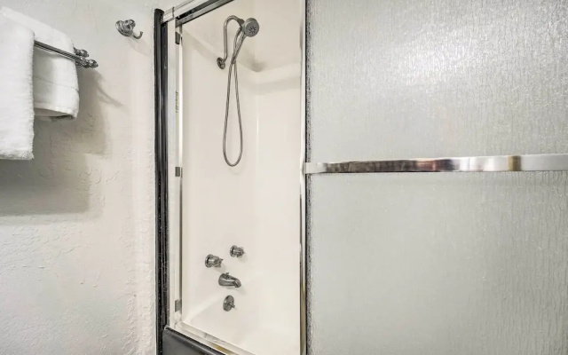 Walk to Ski Resort: Tahoe Donner Studio w/ Balcony