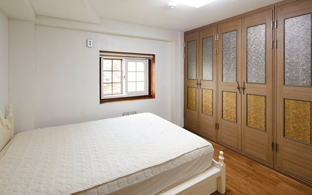 Yeosu Tirol Pension
