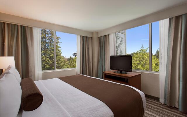 Crowne Plaza Portland-Lake Oswego, an IHG Hotel