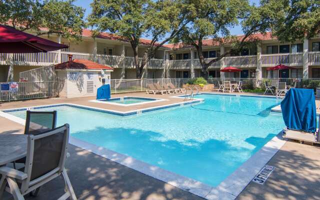 Motel 6 Addison, TX - Dallas