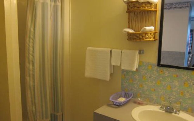 Baybreeze Motel & Cottages