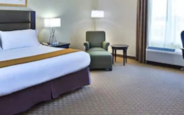 Holiday Inn Express Hotel & Suites Ottawa Airport by IHG