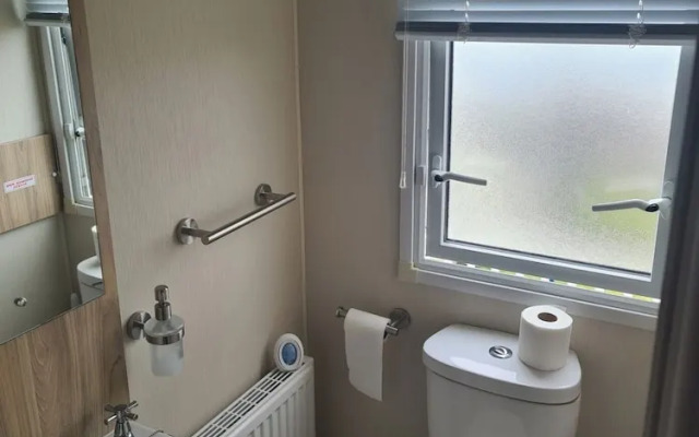 3 Bed Lodge - Sleeps 6 - Parking - Pets - Wifi