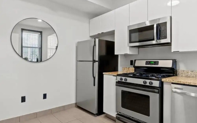 Charming DC Rowhouse Condo - Ideal Long-term Stay