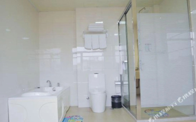 Q+ Bailing Ejia Business Hotel (Shanghai International Tourism Resort)