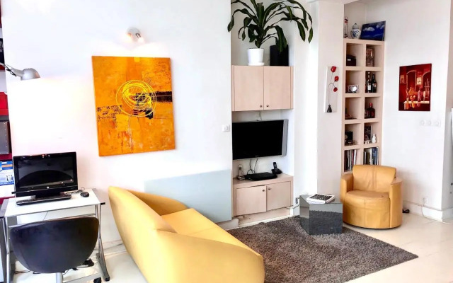 Modern Design Loft Apartment, Steps to Notre Dame