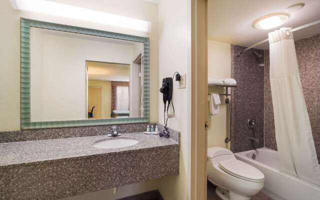 Quality Inn & Suites Conference Center Statesboro Historic District