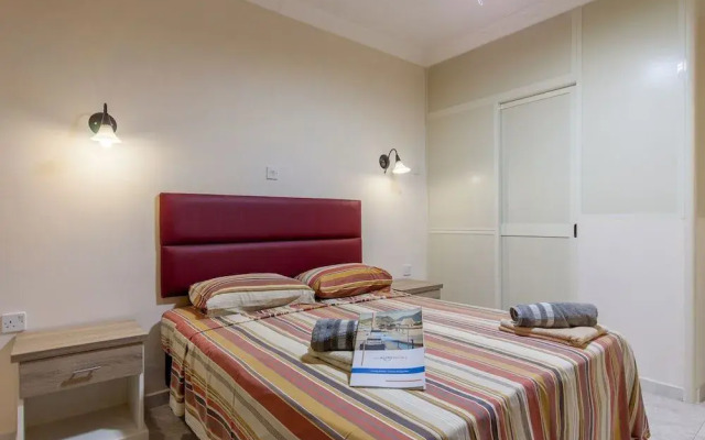 Pool and Sea, charming Merill Apart 2