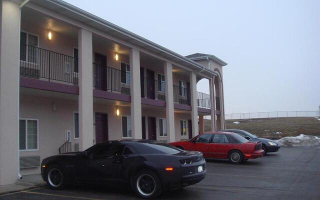 Townhouse Inn & Suites