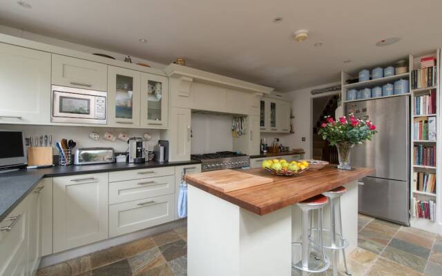 Beautiful Barnes Home with Garden