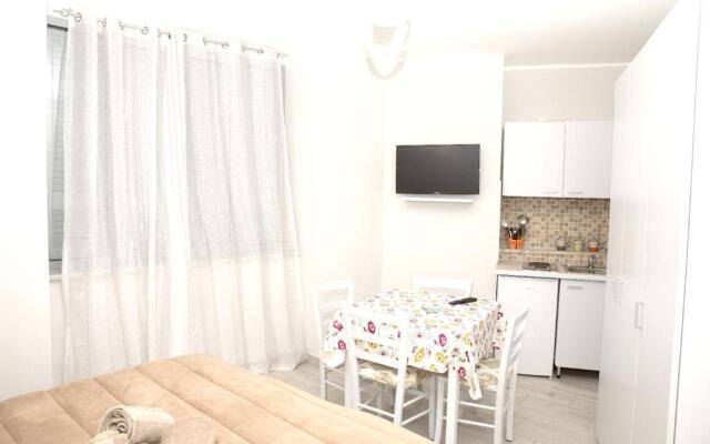 One bedroom appartement with wifi at Napoli
