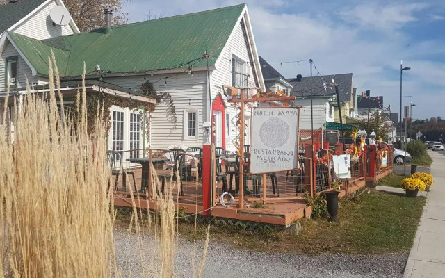 Sweet 2-Bedroom Penthouse Apartment by Amazing Property Rentals