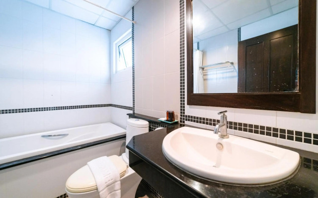 OYO 241 Ratana Hotel Sakdidet