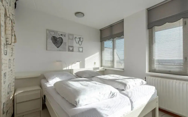 Holiday Apartment Opposite the Beach