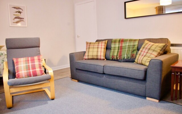 2 Bedroom Modern Home Sleeps 4