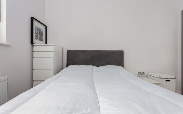 2 Bedroom Apartment in West Hampstead With Balcony