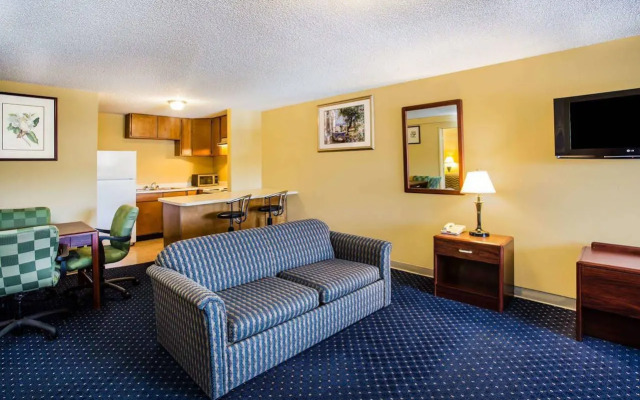 Travelodge by Wyndham Tacoma Near McChord AFB
