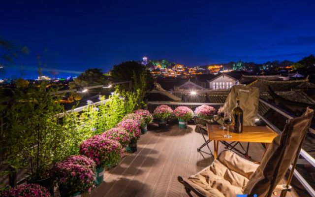 Bamboo Pavilion·Grace: A Panoramic Sky Garden Art Homestay with Ancient City and Snow Mountain Views