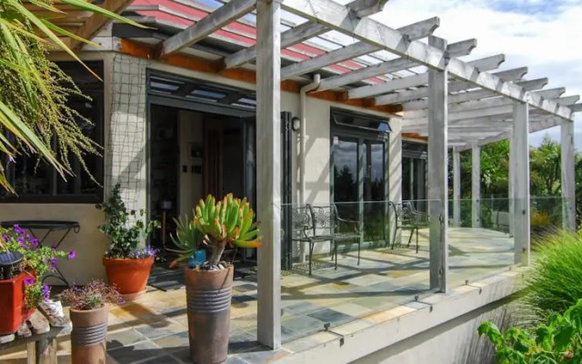 The Loft Art Studio & Premium Bed and Breakfast