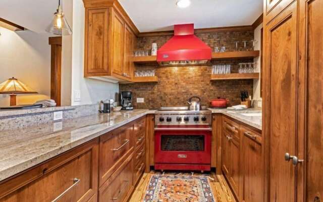 2 Bedroom Antlers Vacation Rental With Incredible Slopeside Views and Just a Short Walk to Gondola and Lionshead Village