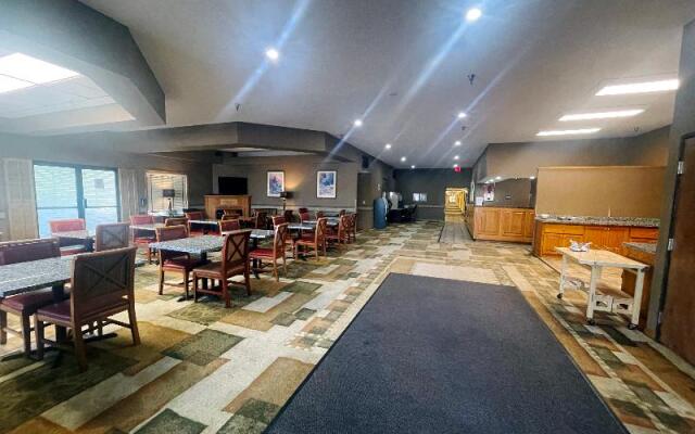 Norwood Inn & Suites Milwaukee