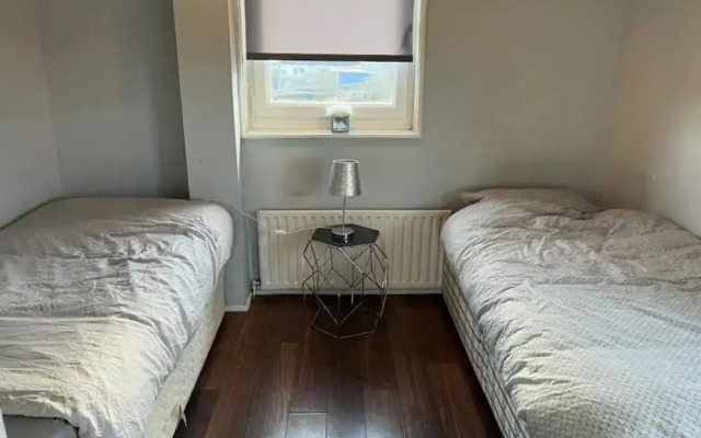 Sleeps6-wifi-parking-ideal for Tradesmen-garden