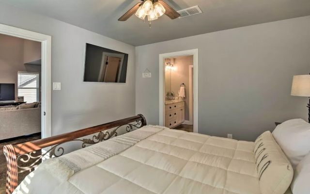 Hot Tub & Fire Pit! Cozy Granbury Escape Near Lake