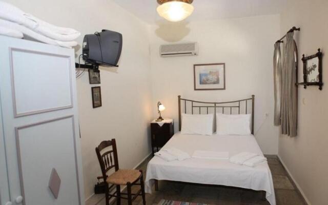 Pleoussa Studio and Apartments