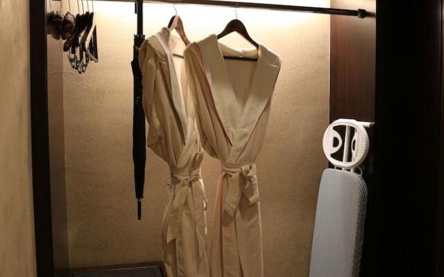 The Huiting Collection