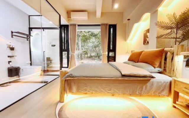 Weary people go back home